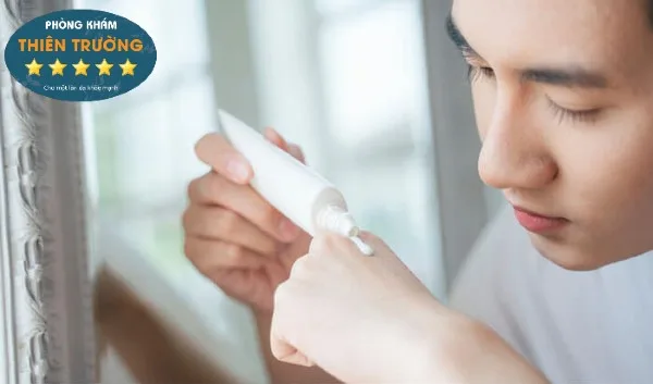 Hình ảnh: Xử lý tình trạng bị ngứa sau khi tẩy lông là bôi kem dưỡng da