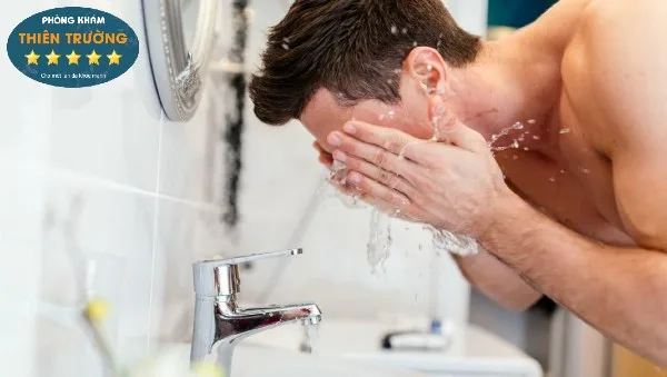 Hình ảnh: LÀm sạch da với sữa rửa mặt.
