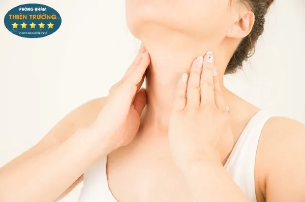 Hình ảnh: Massage cho vùng da cổ.