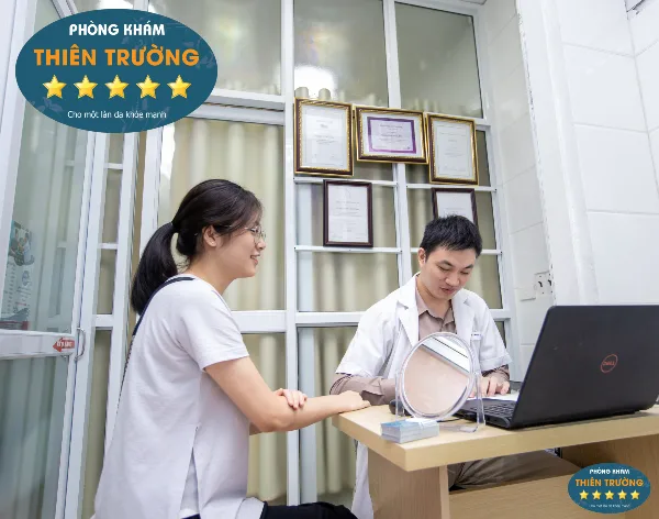 Hình ảnh: Thạc sĩ - Bác sĩ Nguyễn Văn Hoàn thăm khám mồ hôi tay.