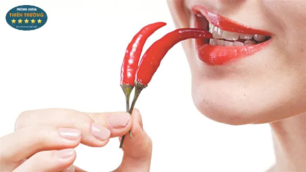 Hình ảnh: Hạn chế ăn đồ ăn cay nóng