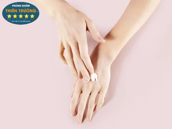 Hình ảnh: Bôi dưỡng ẩm thường xuyên.