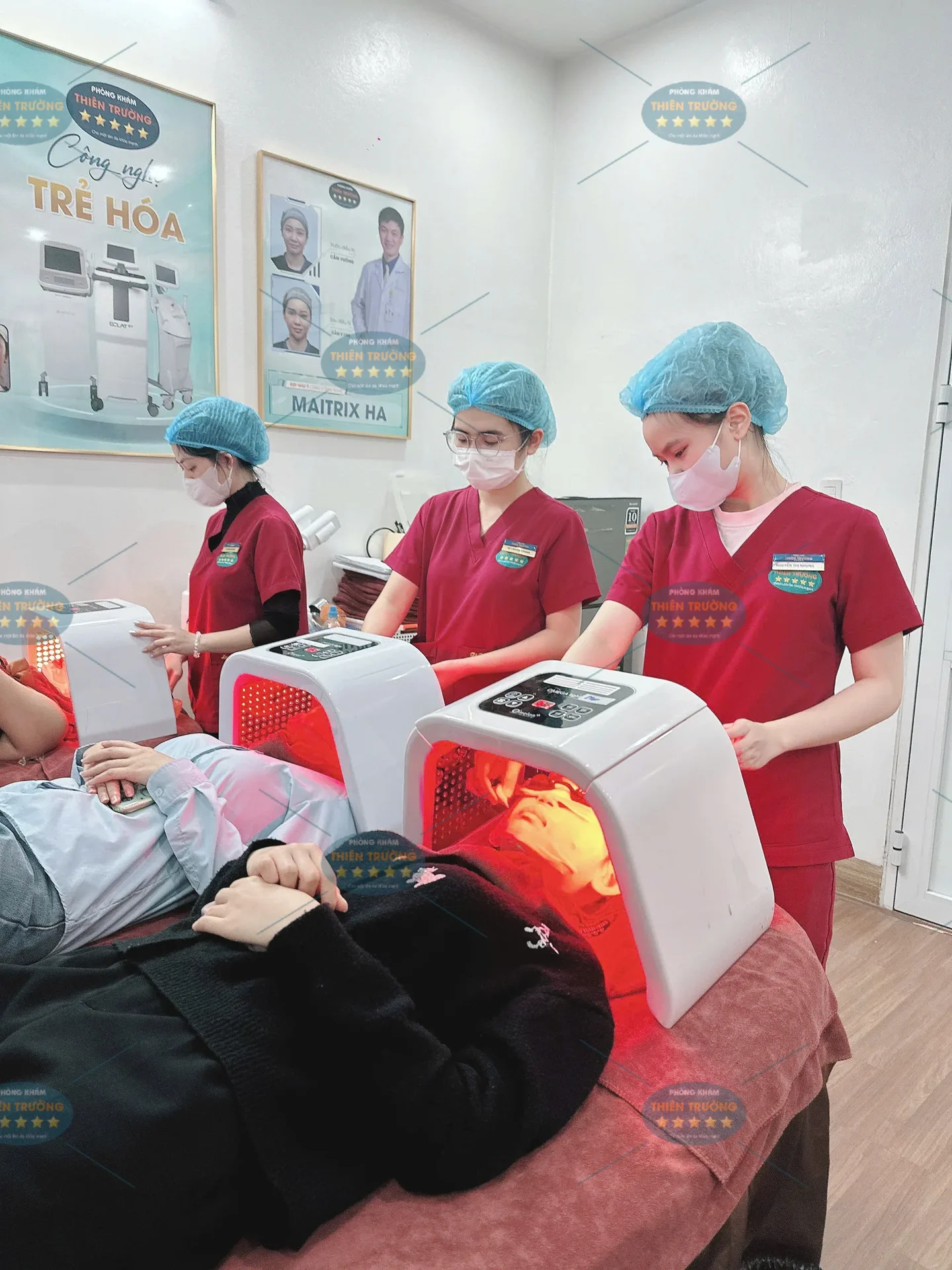 Hình ảnh: Bệnh nhân đang được đắp mặt.