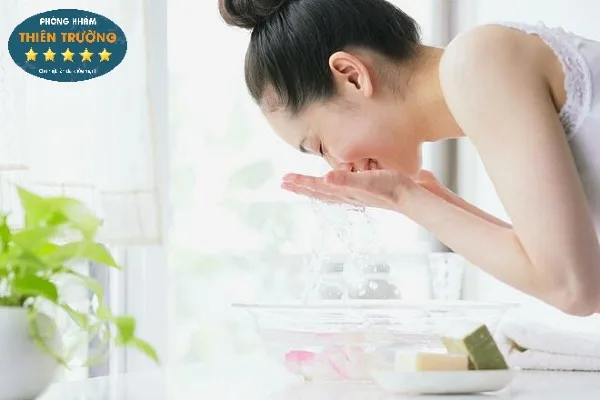 Hình ảnh: Không nên rửa mặt bằng nước nóng