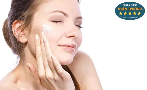 Hình ảnh: Bôi kem dưỡng ẩm