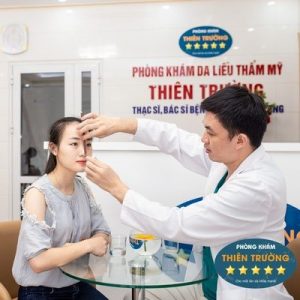 Hình ảnh: Thạc sĩ - Bác sĩ Nguyễn Văn Hoàn thăm khám trực tiếp cấu trúc mũi trước khi nâng mũi.