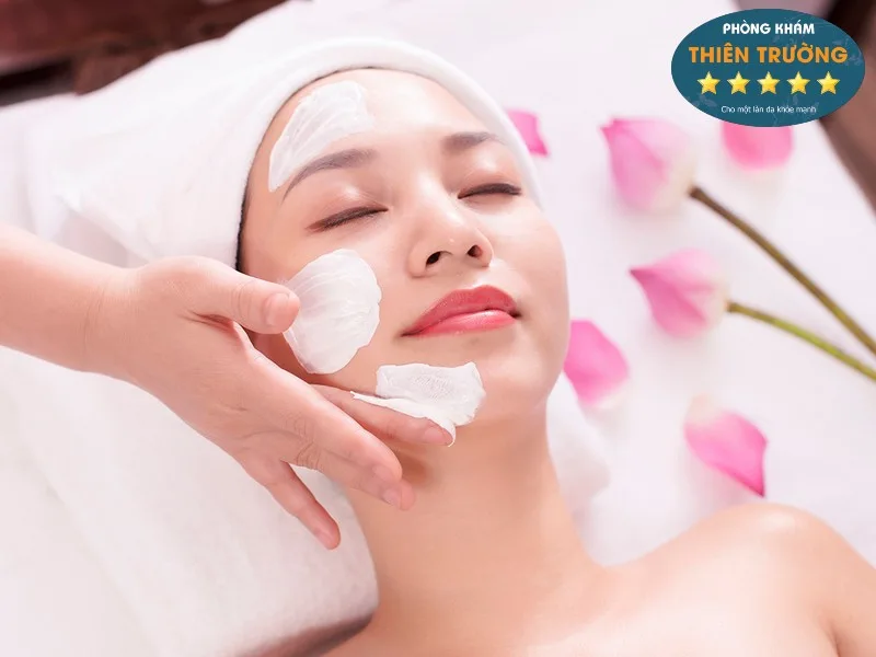 Hình ảnh: Chăm sóc da hàng ngày bằng các sản phẩm thích hợp.