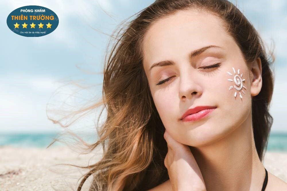 Hình ảnh: Sử dụng kem chống nắng để bảo vệ làn da