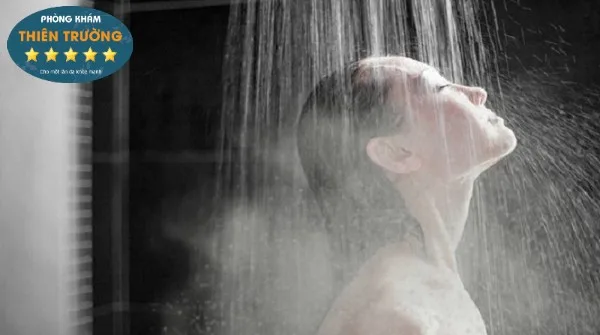 Hình ảnh: Không nên tắm nước nóng sau 24h triệt lông.