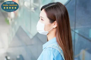 Hình ảnh: Nên đeo khẩu trang khi ra ngoài