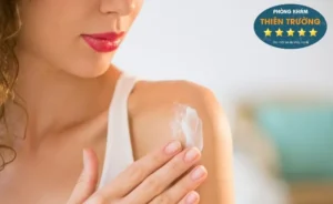 Hình ảnh: Thoa kem chống nắng trước khi ra ngoài