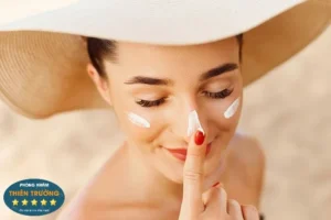 Hình ảnh: thoa kem chống nắng hàng ngày