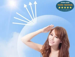 Hình ảnh: Sử dụng kem chống nắng để bảo vệ làn da.