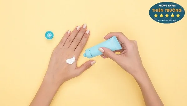 Hình ảnh: Thoa một lượng kem vừa đủ khi ra ngoài đường