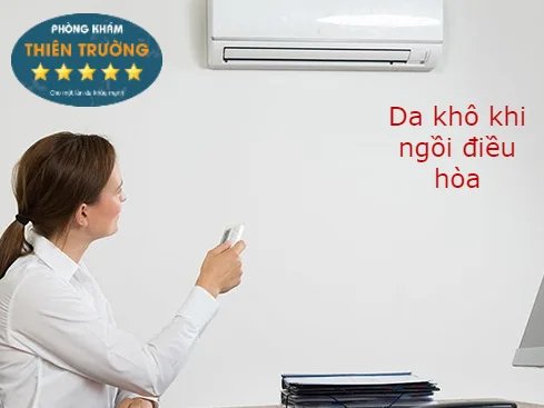 da khô khi ngồi điều hòa hay