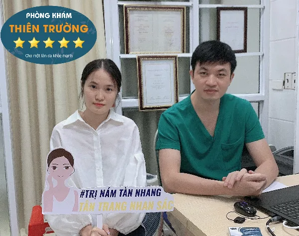 Hình ảnh: Bác sĩ đang thăm khám cho vị khách hàng.