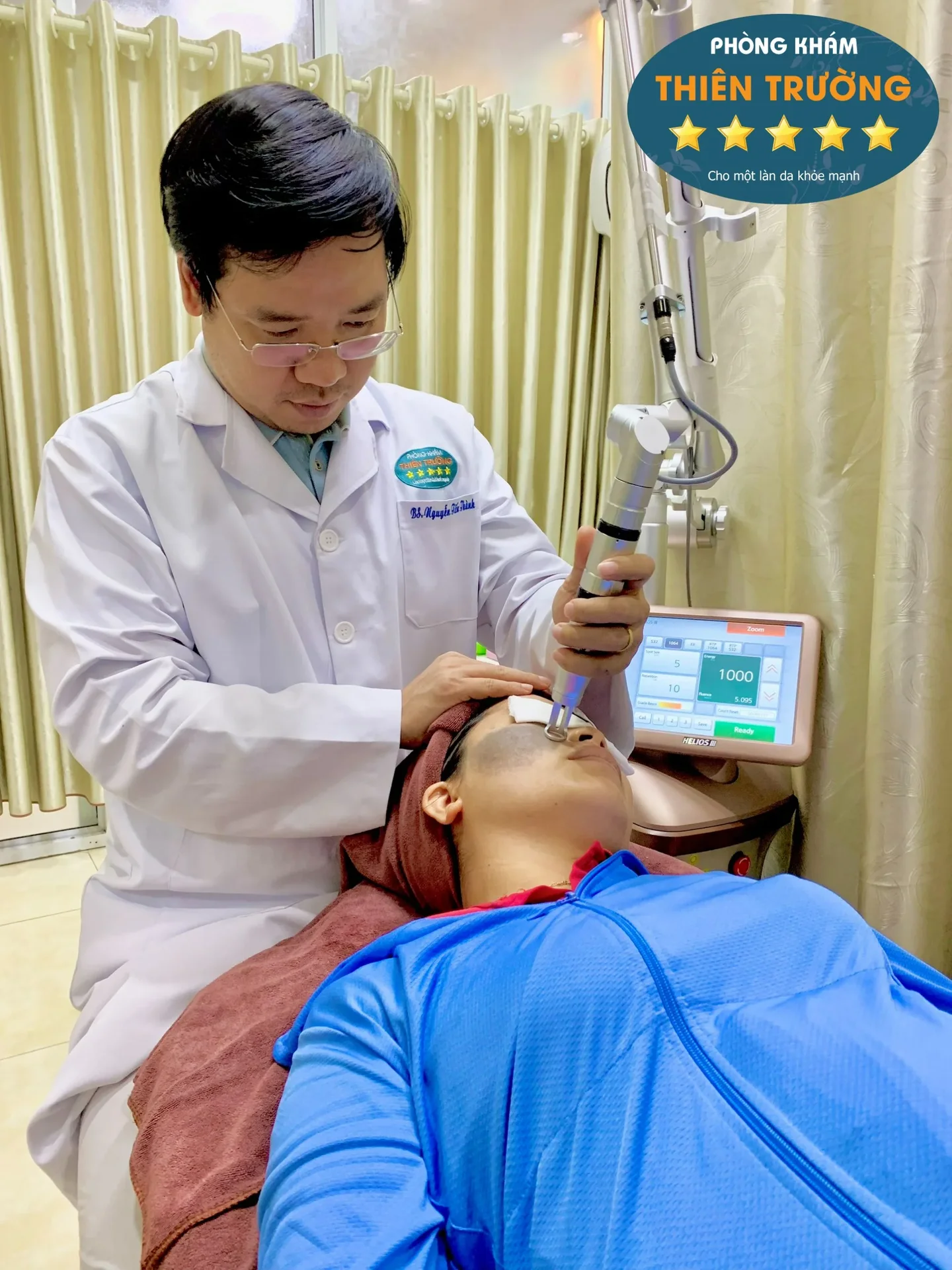 Hình Hình ảnh: Thạc sĩ bác sĩ chuyên khoa II Nguyễn Tiến Thành đang điều trị cho vị khách hàng.ảnh: Thạc sĩ bác sĩ chuyên khoa