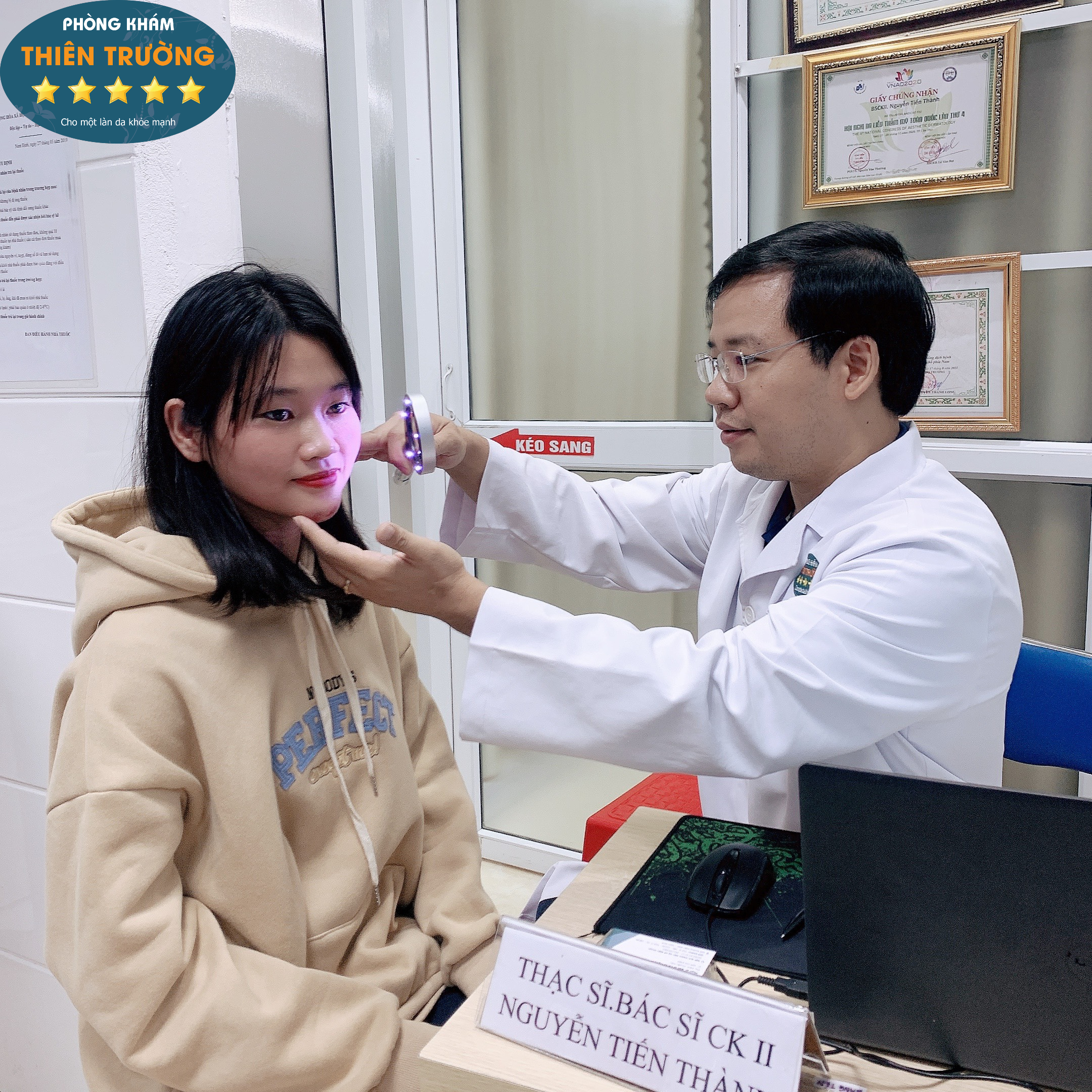 Hình ảnh: Thạc sĩ- Bác sĩ Nguyễn Tiến Thành đang khám da cho bệnh nhân.