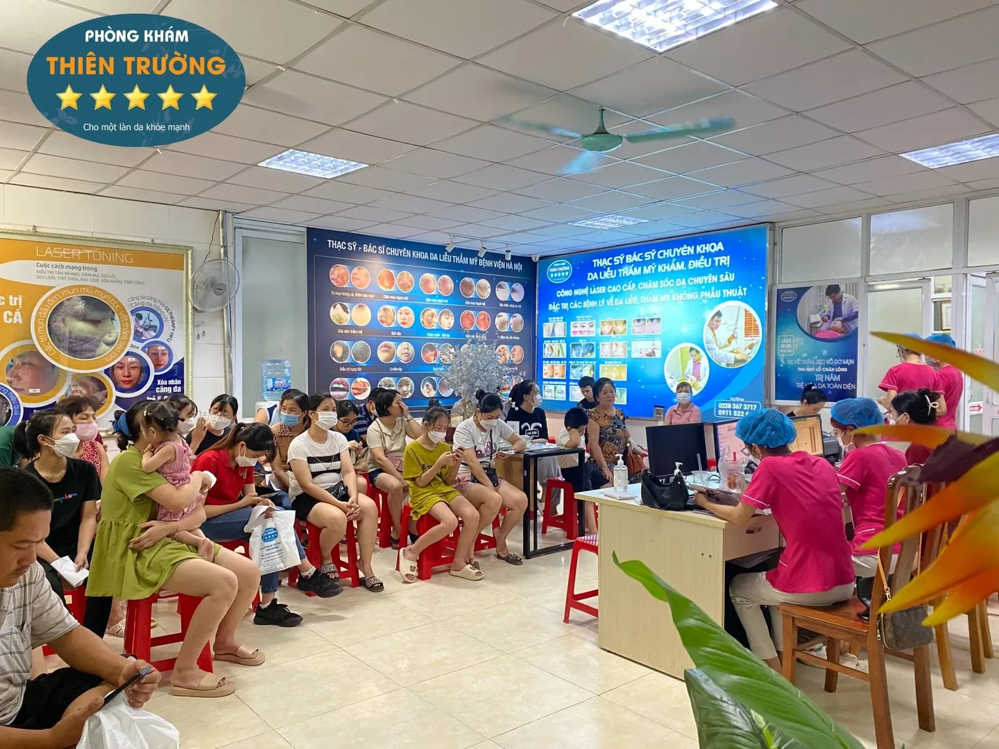Hình ảnh: Khách hàng đang đợi khám tại phòng khám Da liễu - Thẩm mỹ Thiên Trường.
