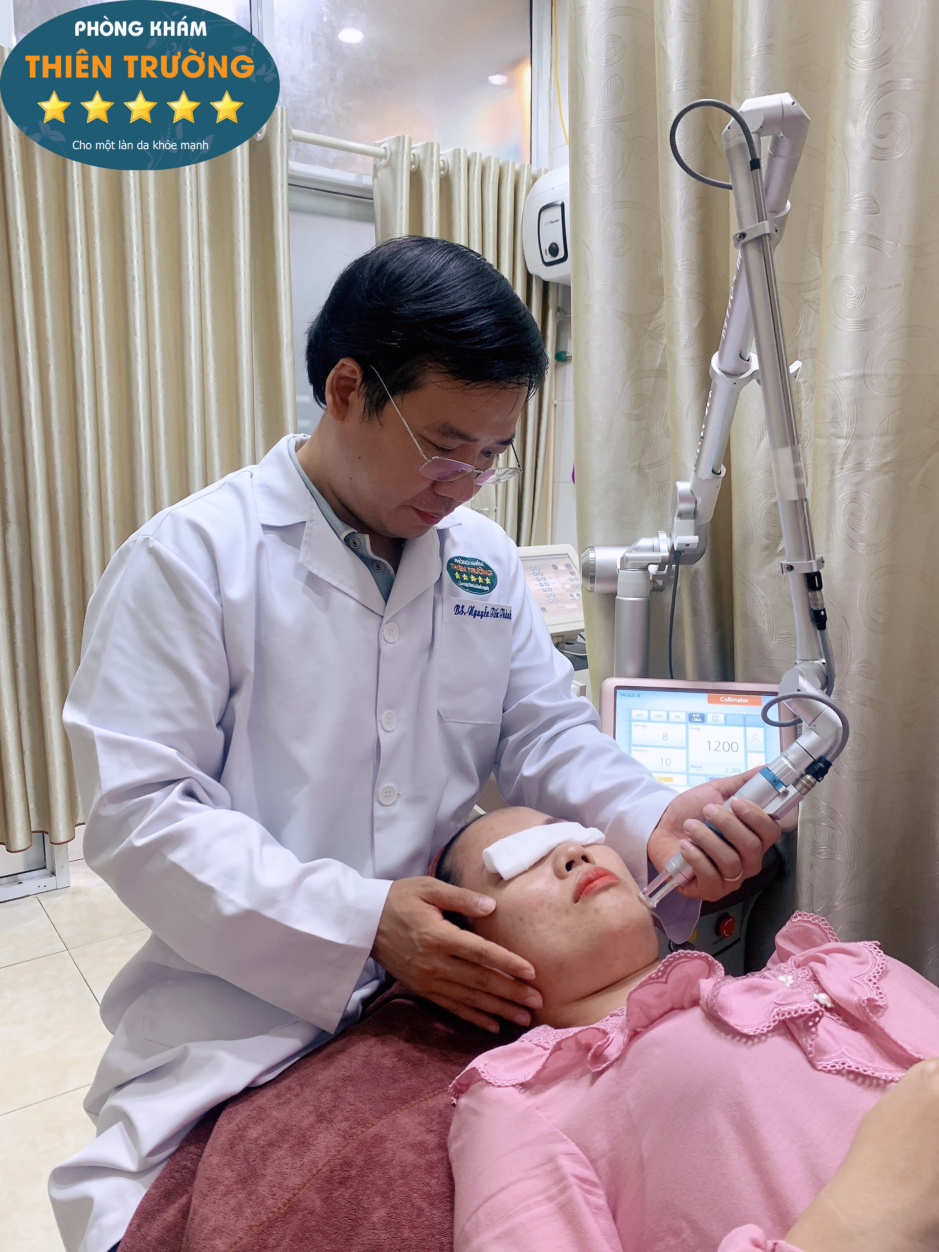Hình ảnh: Thạc sĩ- Bác sĩ Nguyễn Tiến Thành đang hỗ trợ điều trị mụn cho bệnh nhân.