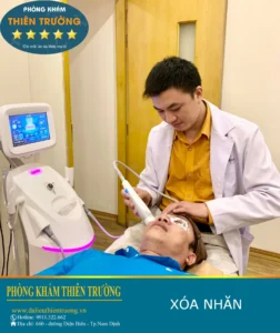 Hình ảnh: Thạc sĩ Bác sĩ Nguyễn Văn Hoàn xóa nhăn trán cho người bệnh