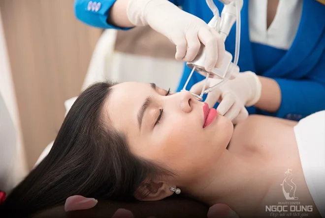 Hình ảnh: Bác sĩ Võ Thị Ngọc Dung đang hỗ trợ điều trị cho khách hàng.