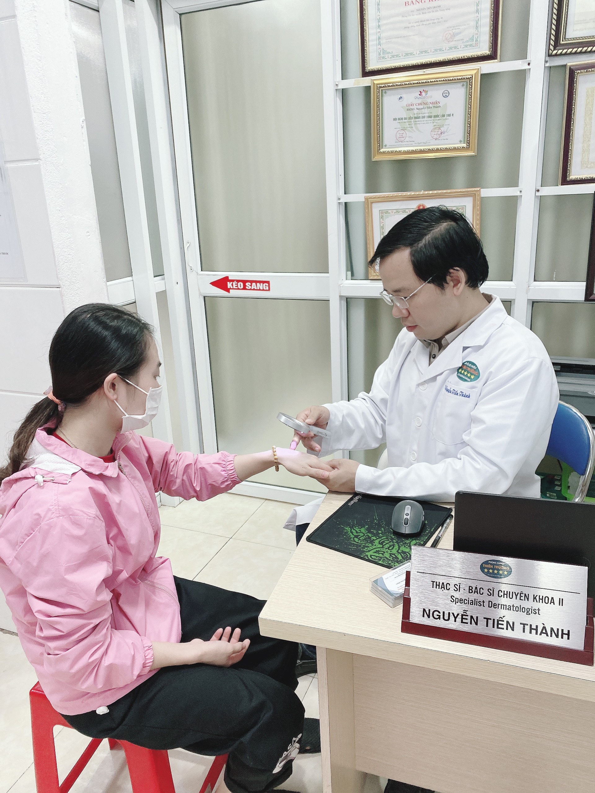 Hình ảnh: Thạc sĩ- Bác sĩ Chuyên khoa II Nguyễn Tiến Thành đang khám da cho bệnh nhân.