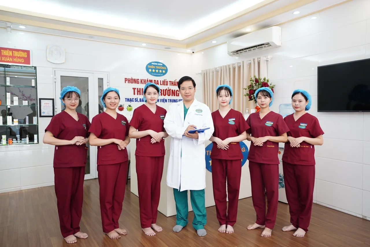 Hình ảnh: Thạc sĩ Bác sĩ CK II Nguyễn Tiến Thành và đội ngũ nhân viên tại phòng khám.