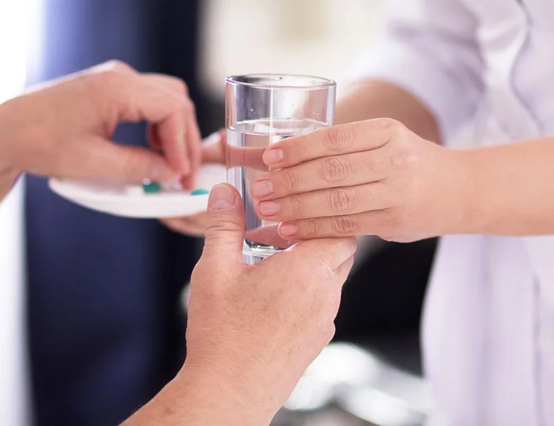 Bác sĩ tư vấn và phát thuốc cho khách hàng