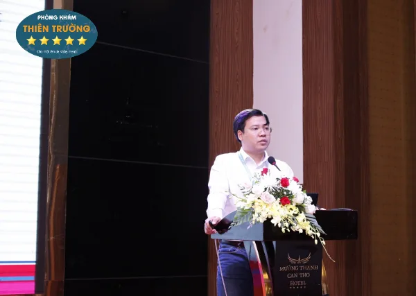 Hình ảnh: Bác sĩ Tiến Thành với báo cáo khoa học về Phương pháp điều trị rám má bằng Laser QS YAG và kết hợp bôi chế phẩm 4 – n – butylresorcinol và Tranexamic Acid tại Hội nghị da liễu thẩm mỹ toàn quốc
