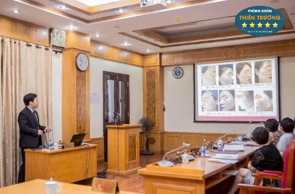 Hình ảnh: Bác sĩ Tiến Thành trình bày các kết quả lâm sàng trong phương pháp điều trị nám tại Đại học Y Hà Nội