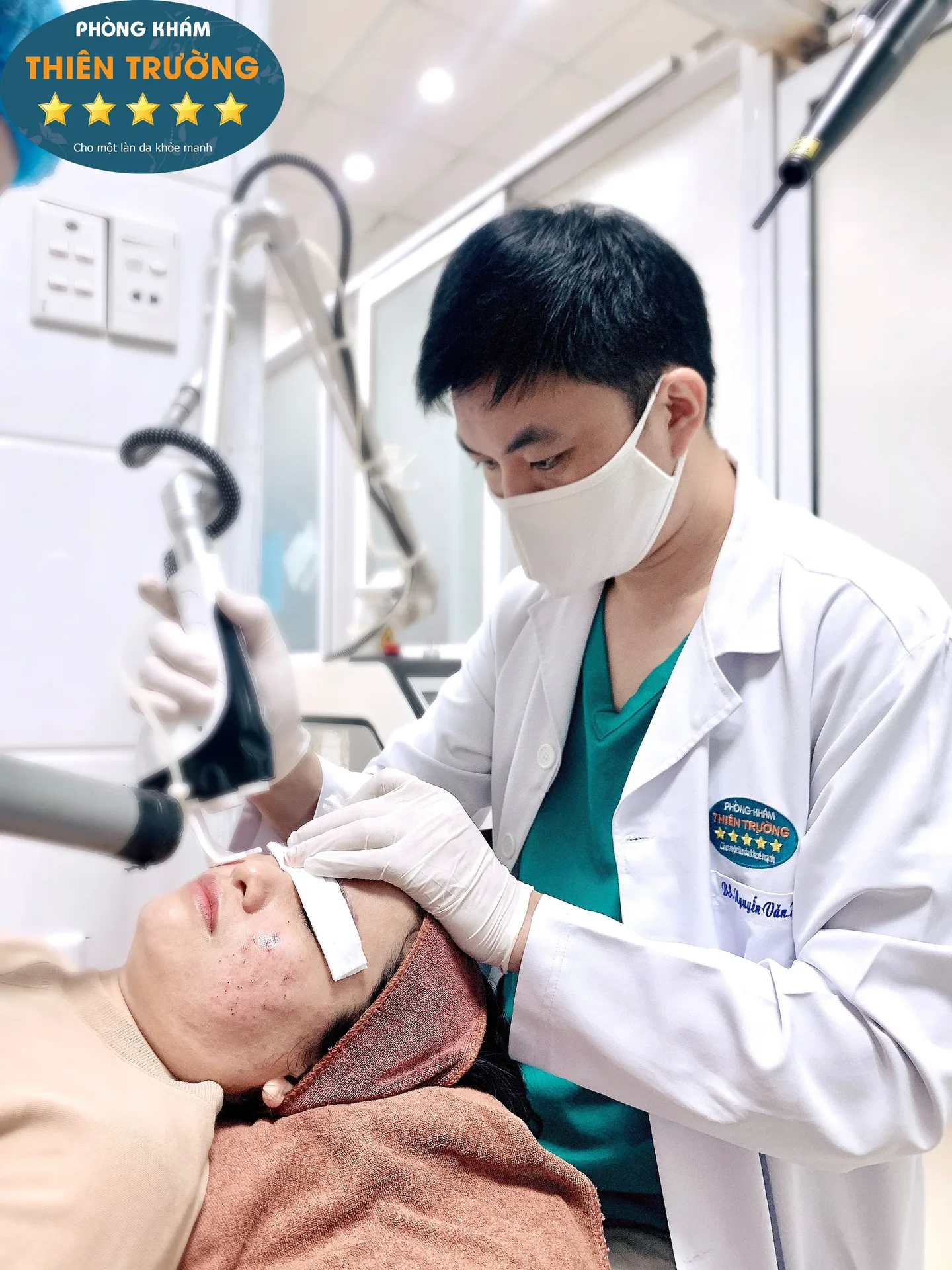 Hình ảnh: Thạc sĩ- Bác sĩ Nguyễn Văn Hoàn đang ở Phòng khám Da liễu thẩm mỹ Thiên Trường.