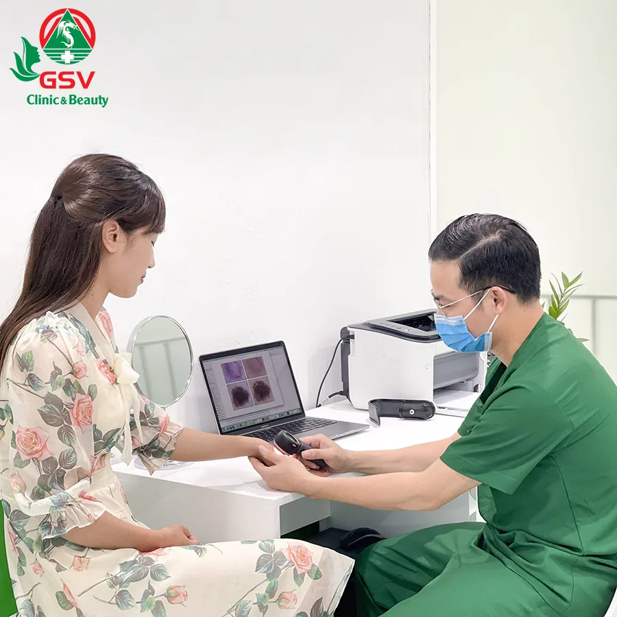 Hình ảnh: Bác sĩ Da liễu thăm khám tại phòng khám Da liễu GSV