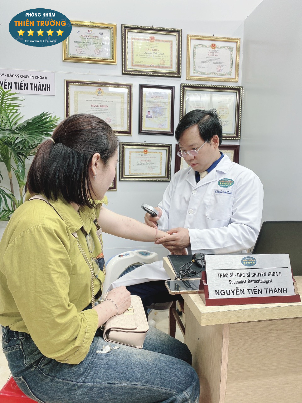 Hình ảnh: Thạc sĩ- BácCK II Sĩ Nguyễn Tiến Thành đang khám cho bệnh nhân tại phòng khám Da liễu thẩm mỹ Thiên Trường.