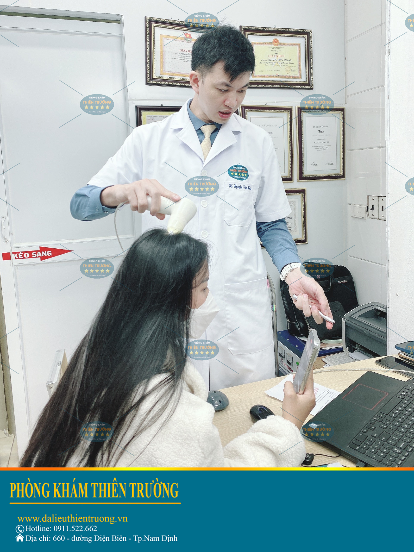 Hình ảnh: Thạc sĩ- Bác sĩ Nguyễn Văn Hoàn đang khám tóc cho khách hàng tại Phòng khám Da liễu thẩm mỹ Thiên Trường.
