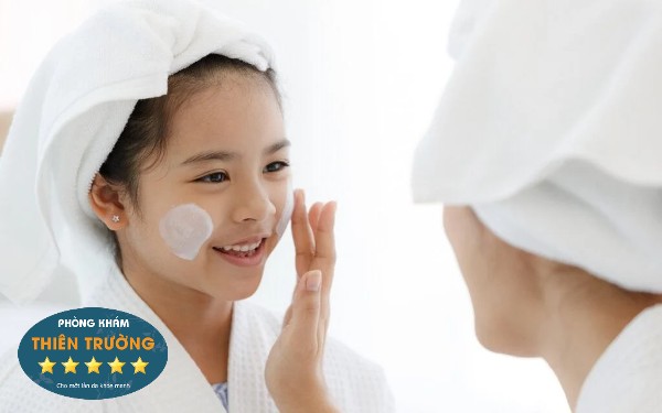 Hình ảnh : rửa mặt bằng sữa rửa mặt