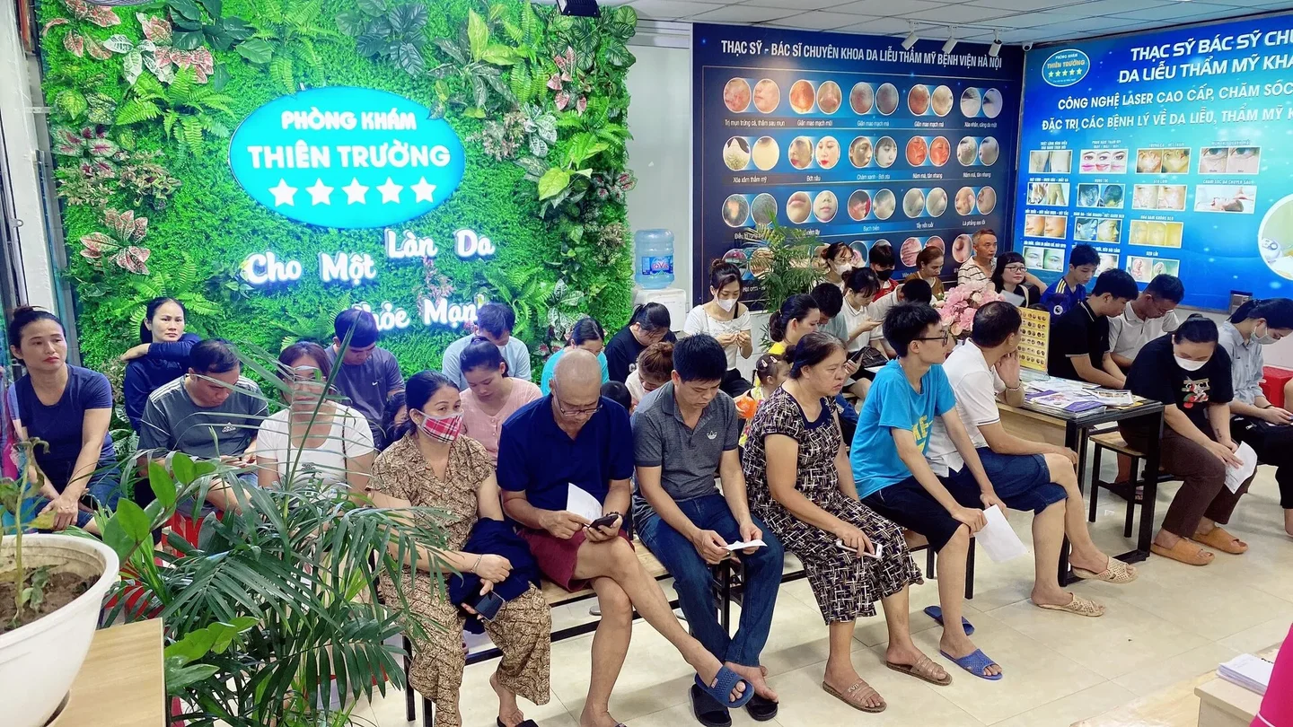 Hình ảnh: Khách hàng đến khám bệnh.