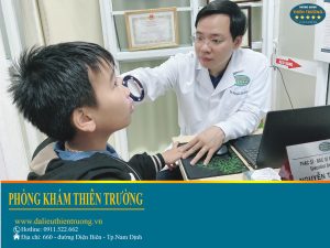 Hình ảnh: Thạc sĩ - Bác sĩ Nguyễn Tiến Thành thăm khám có khách hàng u mềm lây