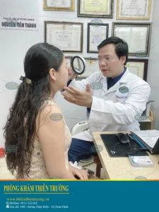 Hình ảnh : Bác sĩ đang thăm khám bệnh.
