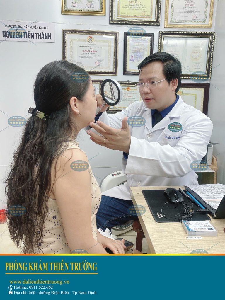 Hình ảnh : Bác sĩ đang thăm khám bệnh.