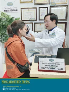 Hình ảnh: Thạc sĩ Bác sĩ Chuyên khoa II Nguyễn Tiến Thành đang thăm khám