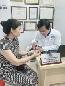 Hình ảnh: Thạc sĩ Bác sĩ Chuyên Khoa II Nguyễn Tiến Thành đang thăm khám cho người bệnh