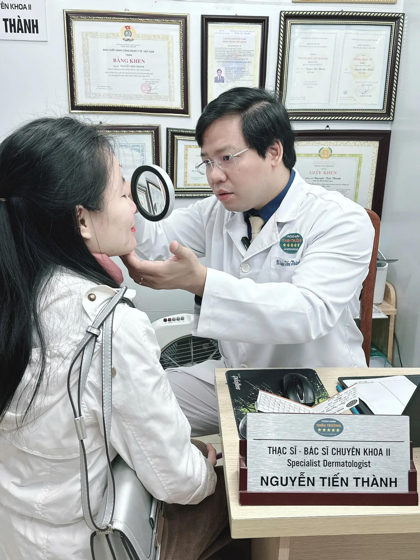 Hình ảnh: Thạc sĩ Bác sĩ Chuyên khoa II Nguyễn Tiến Thành đang điều trị cho người bệnh