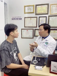 HÌNh ảnh: Thạc sĩ Bác sĩ Chuyên Khoa II Nguyễn Tiến Thành đang thăm khám