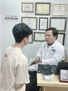 Hình ảnh: Thạc sĩ Bác sĩ Chuyên Khoa II Nguyễn Tiến Thành đang thăm khám cho người bệnh