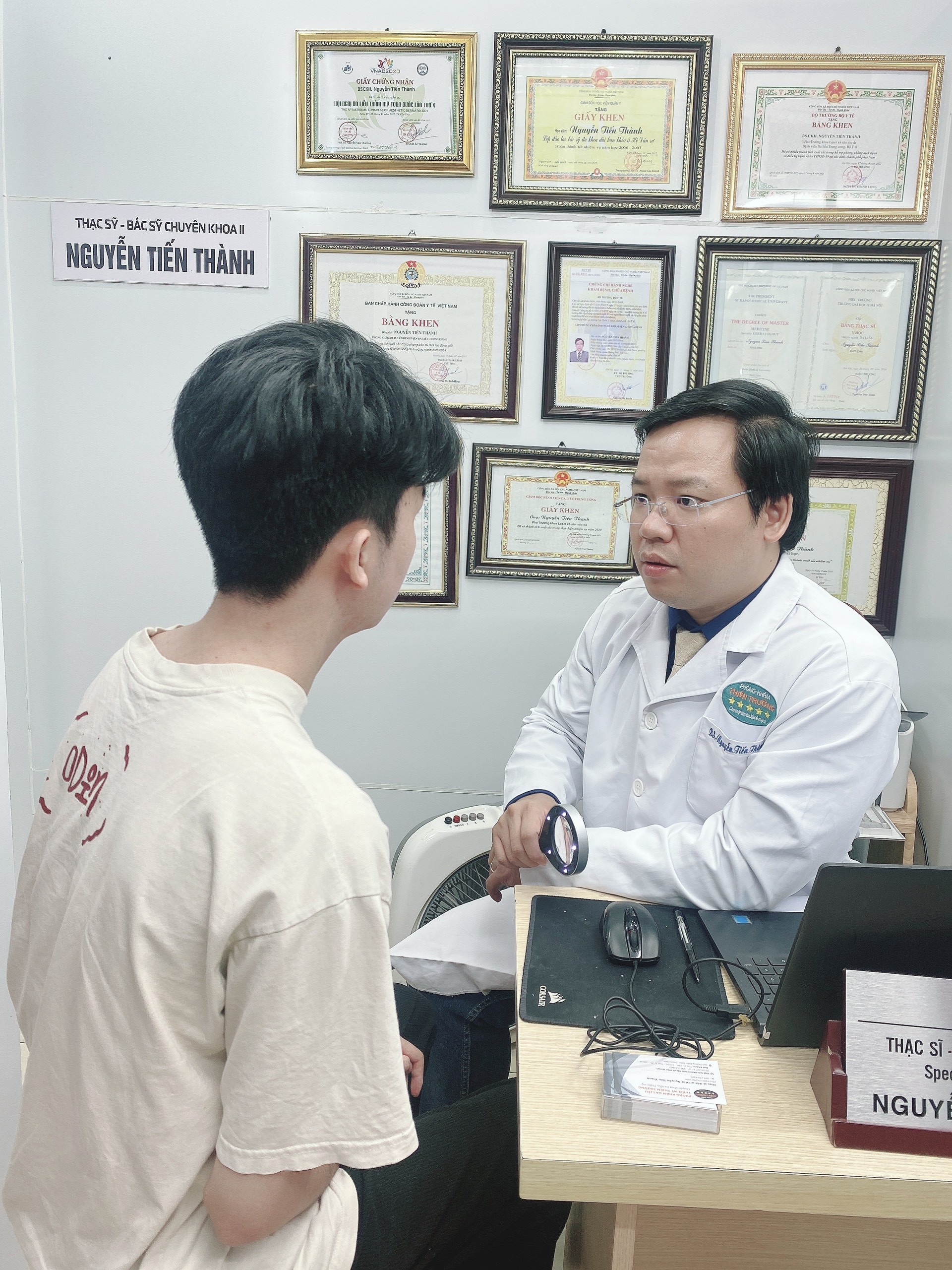 Hình ảnh: Thạc sĩ Bác sĩ Chuyên Khoa II Nguyễn Tiến Thành đang thăm khám