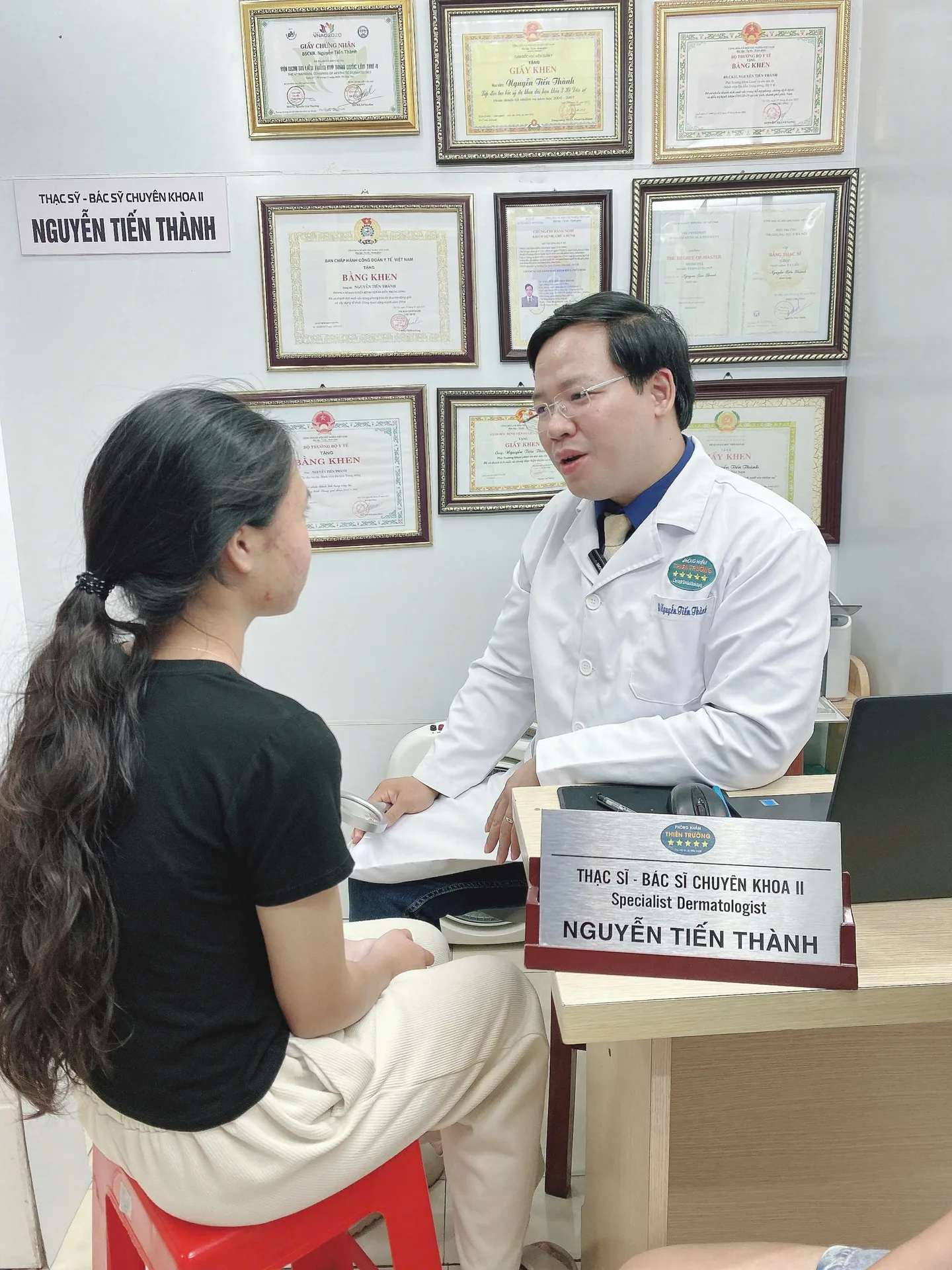 Hình ảnh: Thạc sĩ Bác sĩ Chuyên Khoa II Nguyễn Tiến Thành đang thăm khám