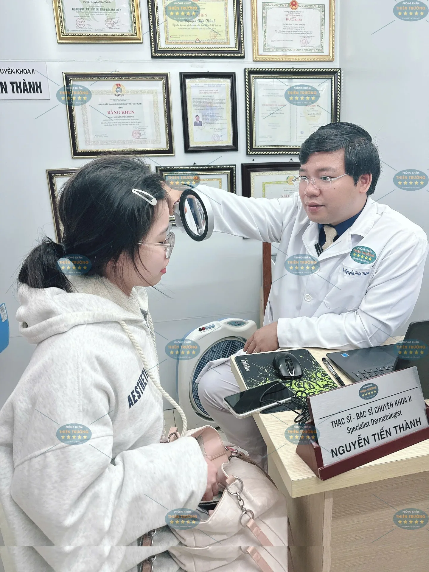 Hình ảnh: Thạc sĩ Bác sĩ Chuyên khoa II Nguyễn Tiến Thành đang thăm khám cho người bệnh.