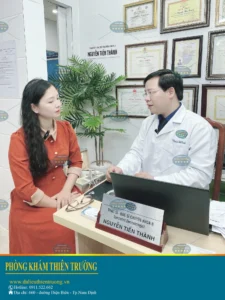Hình ảnh: Thạc sĩ Bác sĩ Chuyên khoa II Nguyễn Tiến Thành đang thăm khám cho người bệnh