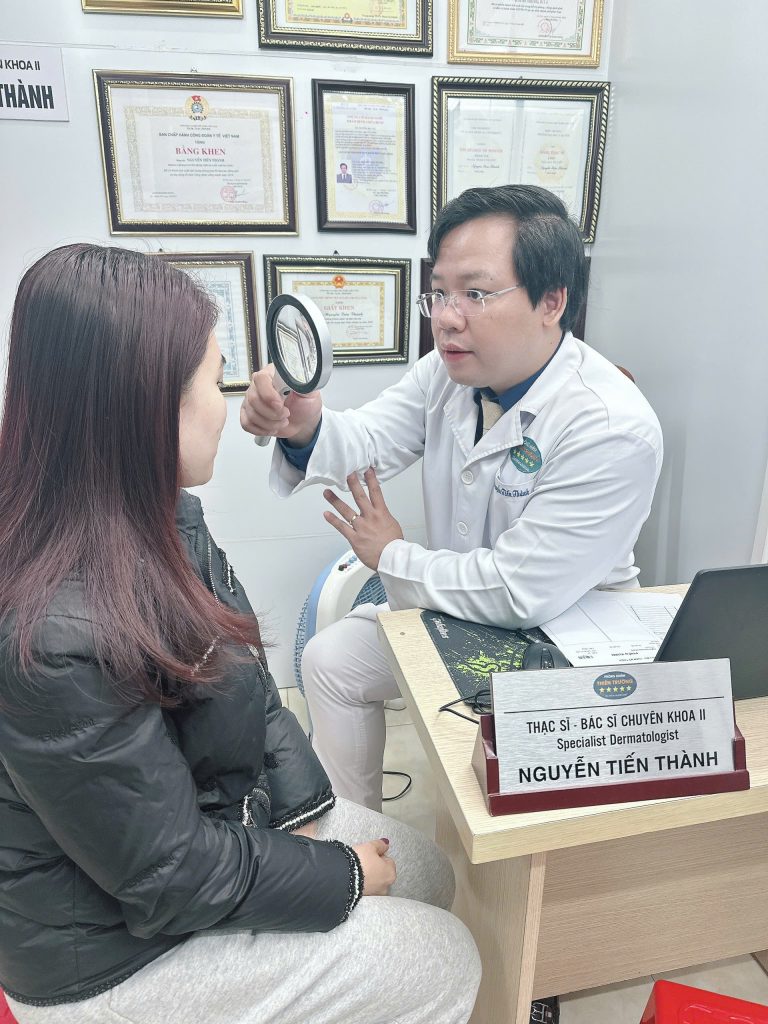 Hình ảnh : Thạc sĩ Bác sĩ Chuyên khoa II Nguyễn Tiến Thành đang thăm khám cho người bệnh